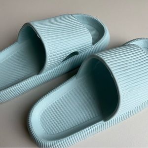 The Pillow Slides (Ocean Blue, W9.5)